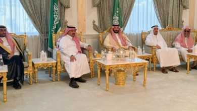 وزير الحرس الوطني يقدم واجب العزاء لذوي نايف الدويش - واس