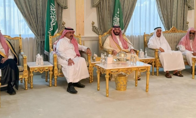 وزير الحرس الوطني يقدم واجب العزاء لذوي نايف الدويش - واس