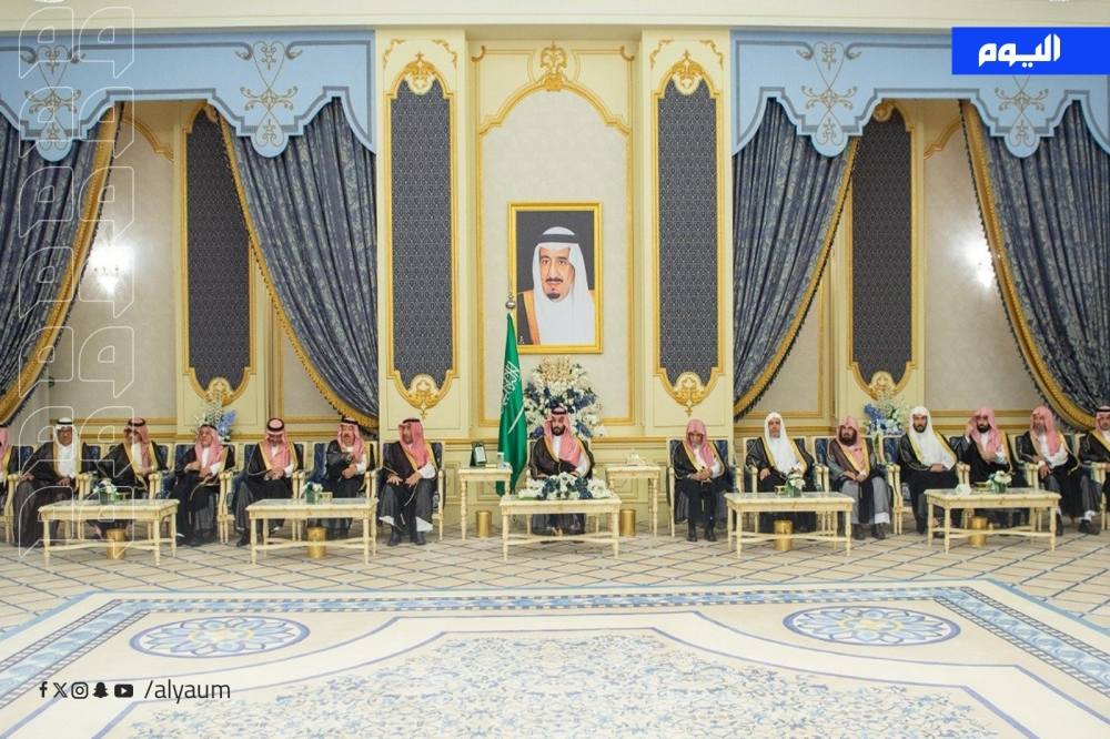 ولي العهد خلال استقباله الأمراء والعلماء وجمعًا من المواطنين - اليوم (1)