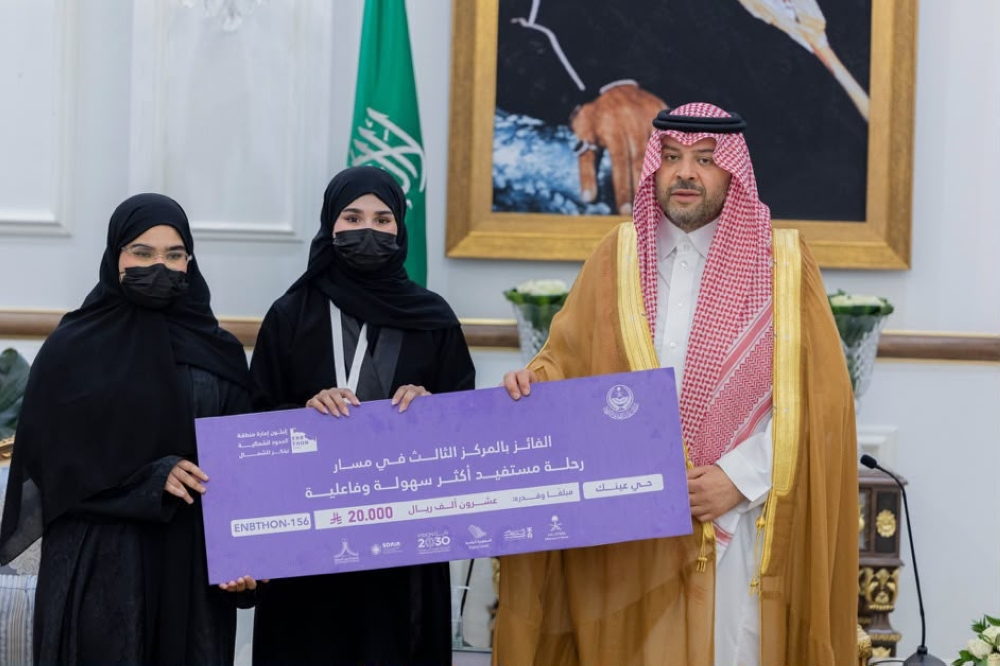 أمير الحدود الشمالية يكرم الفرق الفائزة في إنبثون إمارة المنطقة