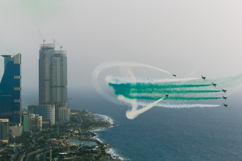 طائرات مقاتلة وتشكيلات بحرية ومسيرات عسكرية ترسم المشهد في مدن المملكة