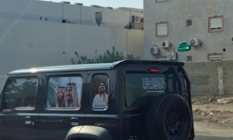 أهالي جدة يحتفلون باليوم الوطني برفع الأعلام في الشوارع - اليوم