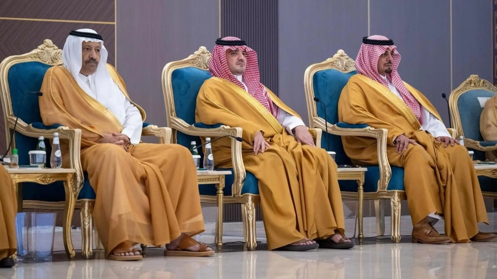 الأمير عبدالعزيز بن سعود يلتقي عددًا من المواطنين من أهالي منطقة الباحة - واس