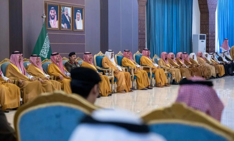 الأمير عبدالعزيز بن سعود يلتقي عددًا من المواطنين من أهالي منطقة الباحة - واس
