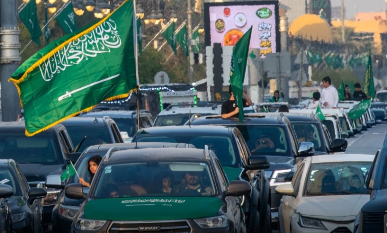 الرياض تتوشح بالأعلام وتزهو بمسيرات احتفالية احتفاءً باليوم الوطني السعودي - اليوم