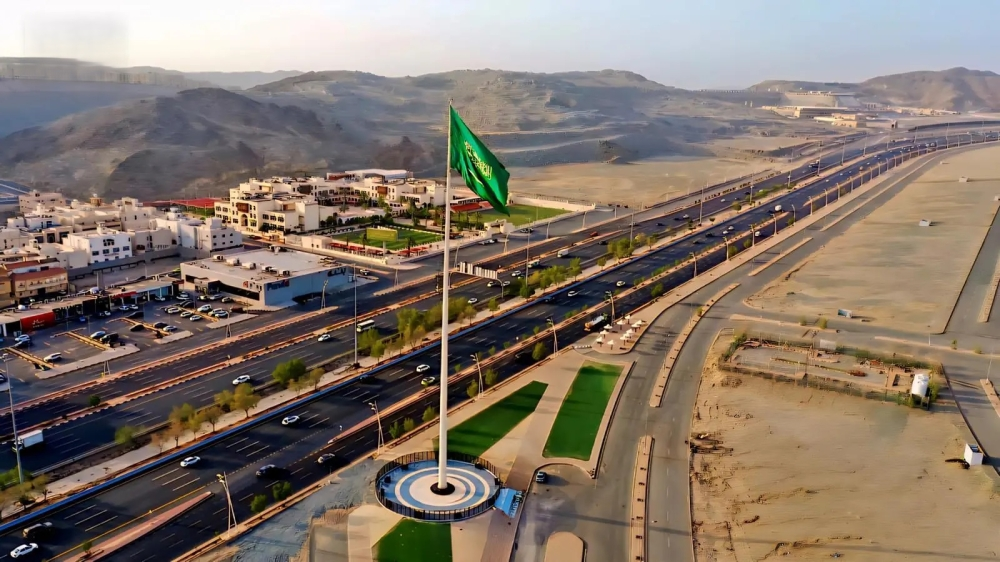 العلم السعودي يرفرف فوق أعلى سارية في مكة المكرمة احتفاءً باليوم الوطني - واس