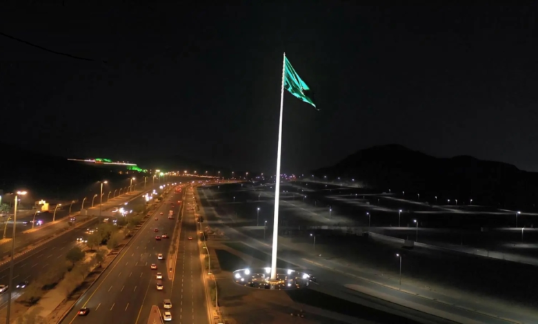 العلم السعودي يرفرف فوق أعلى سارية في مكة المكرمة احتفاءً باليوم الوطني - واس