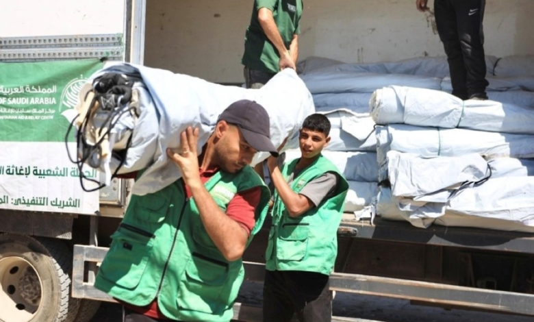 مركز الملك سلمان يقدم مساعدات إيوائية للنازحين عقب احتراق خيامهم وسط غزة - واس