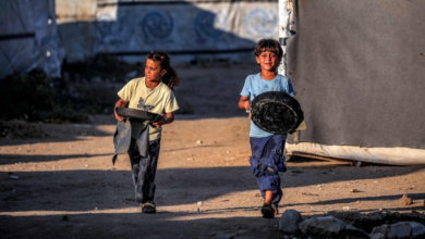 أطفال في مخيم البريج للاجئين الفلسطينيين وسط قطاع غزة - أ ف ب