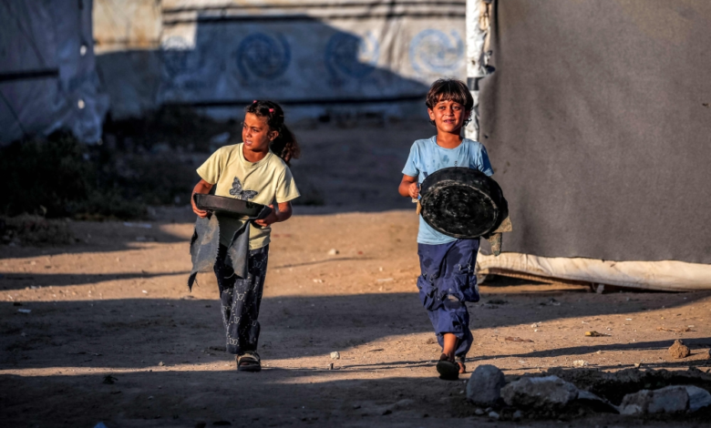 أطفال في مخيم البريج للاجئين الفلسطينيين وسط قطاع غزة - أ ف ب