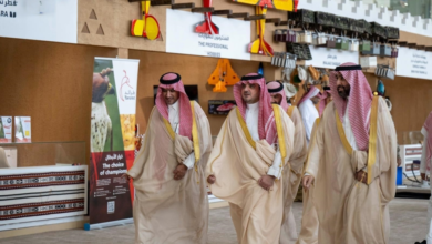 الأمير عبدالعزيز بن سعود خلال زيارته معرض الصقور والصيد - اليوم