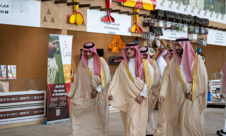 الأمير عبدالعزيز بن سعود خلال زيارته معرض الصقور والصيد - اليوم